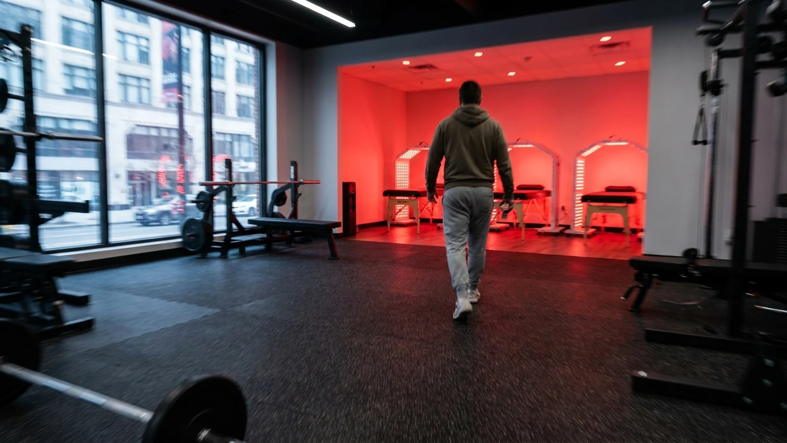 Zona de recuperación de un gimnasio comercial con un área de luz roja al fondo